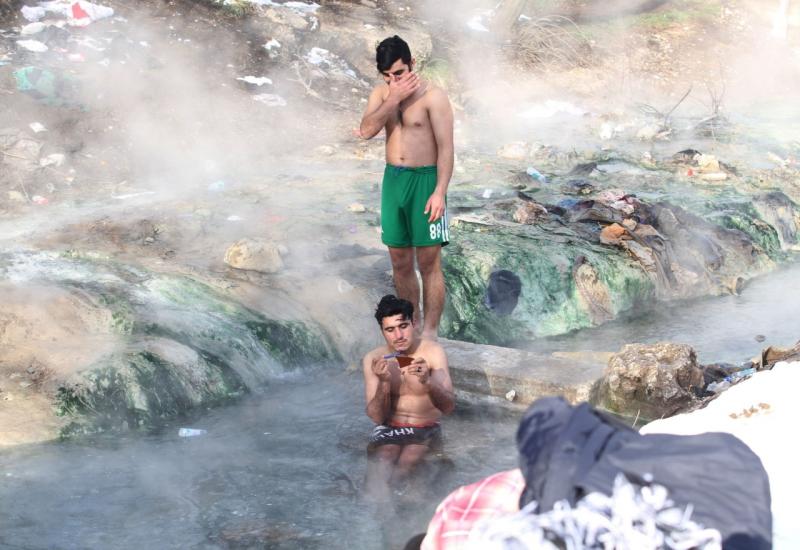 Migranti se kupaju na izvoru na Ilidži uprkos velikim minusima